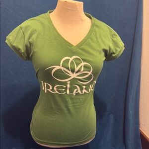 Traditional craft dishware green Irish top Green V-Neck Women's Top size small